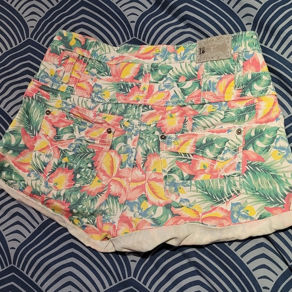 Hawaiian Print Shorts - Picture 2 of 5